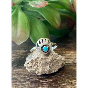 Anillo Boho Hecho a Mano con Garra de Oso, Plata de Ley 925 Fabricada en Navajo, Turquesa con Corte Princesa y Diamantes con Engaste Invisible, Talla 6, para Uso Diario - Product Image 1