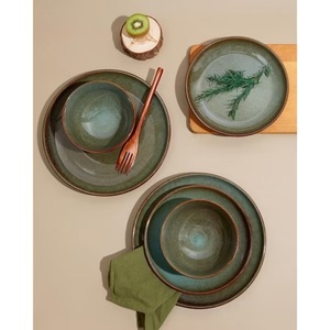 จานเซรามิกสีเขียวป่าเคลือบเงา ขอบกว้าง ดีไซน์แข็งแรง ทนทาน เหมาะสำหรับรับประทานอาหารอย่างหรูหราทั้งที่บ้านและร้านอาหาร - Product Image 4