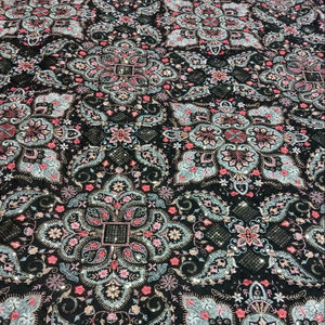 Tissu brodé en polyester de haute qualité pour la confection de vêtements et l'artisanat, populaire aux Émirats arabes unis, fournisseur en gros - Product Image 1