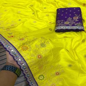 ผ้าซารีไหมโดลาแท้ VASTRA COTTAGE แบบหนา ลายมีนาการี ทอแบบจาการ์ด พร้อมเสื้อปักลายสไตล์  ย้อมสีด้วยมือ ดีไซน์เนอร์ซารี - Product Image 2