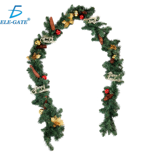 Lussuosa Ghirlanda Natalizia da 2,7m con Fogliame Artificiale in PVC Fatto a Mano e Ornamenti Design Fragole Dorate e Rosse - Product Image 3