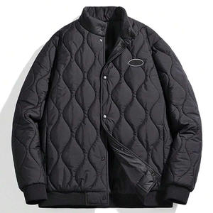 Chaqueta acolchada con logotipo personalizado de último estilo para hombre, 100% relleno de algodón, transpirable y resistente al viento. - Product Image 2