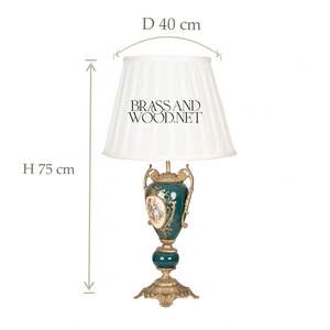 Lampe de table antique en porcelaine et laiton avec base florale verte poignées dorées ornées abat-jour en tissu élégant et classique intemporel - Product Image 3
