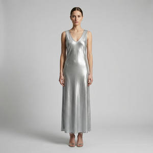 Abito lungo a tinta unita con scollo a V e vita naturale, 100% viscosa satinata lavabile - Product Image 1