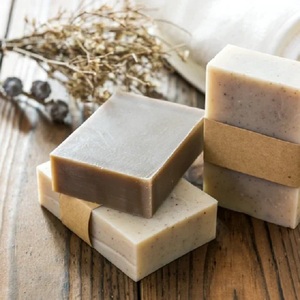 Jabón Artesanal Herbal Totalmente Natural con Ingredientes Orgánicos para una Limpieza Suave de la Piel, Hidratante, Nutritivo y de Uso Diario - Product Image 1