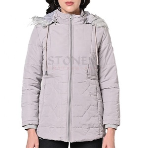 Logo personnalisable coupe régulière veste matelassée avec cordon de serrage fourrure capuche parka d'hiver pour les femmes coton rempli - Product Image 2