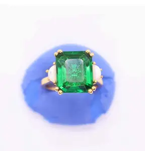 Hot bán cực 2ct Emerald cut Cubic Zirconia Xanh Emerald kim cương nhẫn cưới 14k vàng mạ vàng với giá bán buôn