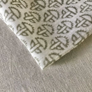 Tela de algodón estampada a mano – Diseño minimalista con estampado Buti en toda la superficie |   Textil Tradicional Indio Color Verde Salvia - Product Image 1