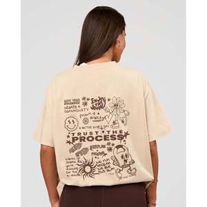 เสื้อยืดโอเวอร์ไซส์ผ้าเจอร์ซีย์ลายตัวอักษร - Product Image 1