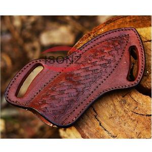 Étui de couteau gravé en cuir brun attrayant fait à la main pour couteaux à lame fixe. - Product Image 1