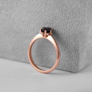 Bague de fiançailles en diamant noir solitaire taille ronde pour femme - Product Image 3