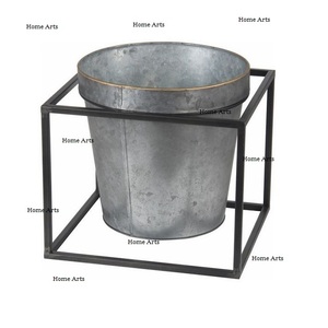 Maceta de jardín de estaño galvanizada de diseño fantástico con soporte de hierro forjado Maceta de flores de forma redonda a la venta - Product Image 1