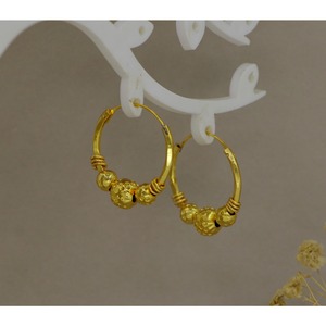 Pendientes Tradicionales Indios de Bali Chapados en Oro de 24K de Primera Calidad para Mujer, Diseño de Aro con Cuentas Texturizadas Hechas a Mano, Ligeros para Uso Diario - Product Image 4