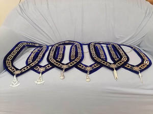 Collier en chaîne en laiton vintage maçonnique plaqué or avec motif rectangulaire sur velours bleu marine écologique - Product Image 2