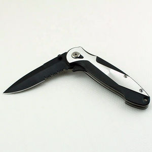 มีดพกพาแบบพับครึ่งหยักด้ามจับอลูมิเนียมสีดำเคลือบ - Product Image 1