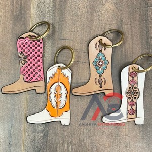 Vente en gros de bottes de cowboy personnalisées, porte-clés en métal à talons hauts, porte-clés pour femmes, bottes en cuir véritable repoussées à la main - Product Image 1