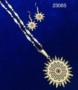 Ensemble de collier à pendentif floral plaqué or avec boucles d'oreilles et bague réglable |   Bijoux d'imitation traditionnels en gros, modèle n° 23061 - Product Image 5