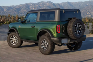 Usado en buen estado, 2024, 75001, 100.000 millas, 2.7L EcoBoost V6 4WD, color verde metálico con detalles en cuero. - Product Image 6