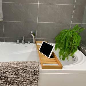 Plateau de bain en bois naturel design artisanal parfait pour tenir des bougies savon ajoutant chaleur et élégance à votre bain - Product Image 6