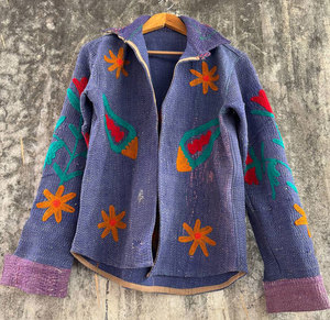 Chemise-veste en coton vintage Kantha Suzani faite à la main – Surchemise matelassée réversible bohème pour femmes - Product Image 4