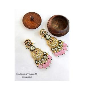Exquisitos pendientes hechos a mano Kundan Jhumka con gotas de perlas y joyería tradicional Meenakari Touch para mujeres hechas a mano en la India - Product Image 6
