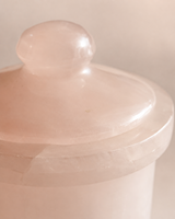 Pot de conservation alimentaire manuel en quartz rose fait main, non toxique, design méditerranéen, avec couvercle à rabat pour la préservation de la fraîcheur