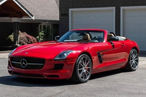 Mercedes-Benz SLS AMG GT Roadster, SUV sport intemporel, diesel, semi-automatique, conçu pour la joie et l'élégance. - Product Image 3