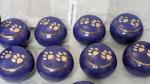 Urna de Cremación para Mascotas de Metal con Diseño de Huella |   Fabricante de Urnas para Mascotas al por Mayor y OEM - Product Image 3