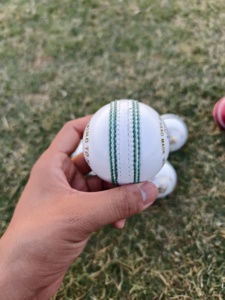 Venta al por mayor de pelotas de cricket de cuero blanco 4 piezas de marca personalizada OEM cosido a mano para la práctica del partido - Product Image 3