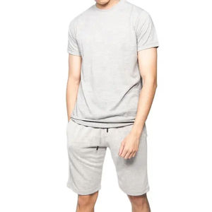 Ensemble de style de rue à la mode pour hommes pour temps chaud Ensemble d'été en tricot respirant avec un motif uni cool et décontracté - Product Image 1