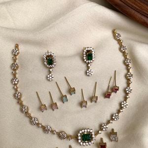 Délicieux Excellente Qualité Premium Avec Pierre Look Collier Ensemble Avec Multi Petites Boucles D'oreilles Ensemble de Bijoux pour Femmes Vêtements de Mariage - Product Image 1