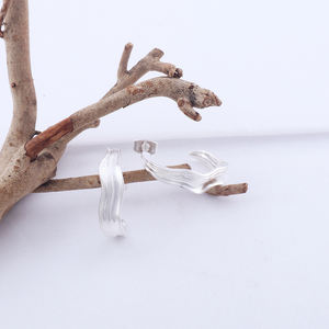 Para ropa de mujer, aro geométrico escultural de Metal liso, latón plateado, medio aro abierto, pendiente de tuerca, ropa informal, regalo para ella - Product Image 4