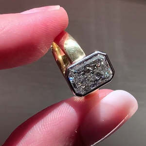 Anillo de Diamante Radiante Certificado por IGI de 3.00ct con Engaste de Bisel en Oro Amarillo y Blanco de Dos Tonos - Product Image 2