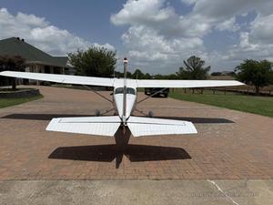 Avion Cessna 172M avec Moteur de 180 CV Construction en Fibre de Carbone et Plastique - Product Image 4