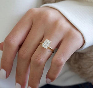 Solitario de moissanita de corte esmeralda de 2,25 quilates en plata de ley 925 con halo oculto y estilo de promesa minimalista - Product Image 3