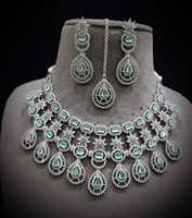 Nouveauté : Ensemble de bijoux de mariée tendance pour femmes indiennes, en laiton plaqué or 14 carats, comprenant un Maang Tika, un collier et des boucles d'oreilles, pour mariage et fiançailles