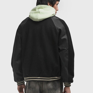 Veste universitaire pour homme, personnalisée OEM, hiver, à capuche, imperméable, respirante, haute qualité, manches en laine, toile noire, logo brodé sur le devant - Product Image 5