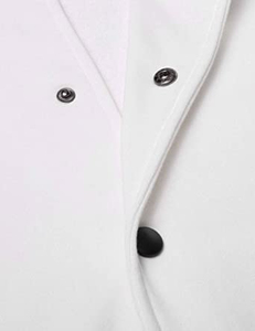 Veste universitaire blanche avec manches noires et logo personnalisé, style universitaire classique, vêtements de rue - Product Image 4