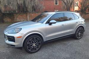 Cayenne Turbo V6 AWD 2024 d'occasion, conduite à gauche, sièges en cuir, pneus R21, pack Premium Plus, toit ouvrant panoramique - Product Image 5