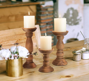Un par de candelabros de madera torneados clásicos con un lavado gris apagado, que aportan simetría sofisticada y elegancia atemporal - Product Image 6