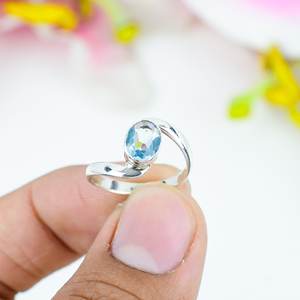 แหวนบลูโทแพซเงินแท้ 925 ทำมือ ประดับพลอยรูปไข่เจียระไน ดีไซน์เรียบหรูสำหรับผู้หญิง - Product Image 2