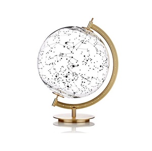 Globe de table décoratif en métal avec surface métallique lisse et détails élégants parfait pour les intérieurs minimalistes - Product Image 1