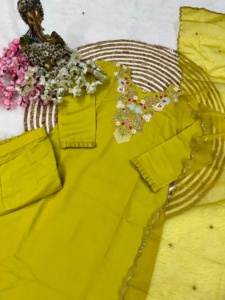 Dernière soie de chinon élégante avec broderie exquise et travail de séquence Kurti Set par Grootin - Product Image 5
