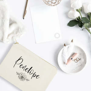 Trousse de Maquillage Florale Moderne et Pochette de Voyage Personnalisable avec Nom, Organisateur Portable et Adorable à Motif Lettres - Product Image 3