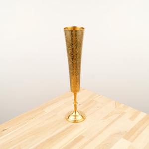 Vase de style royal finition or avec motif gravé, parfait pour la décoration intérieure de luxe, salon et mise en scène de table, en provenance d'Inde - Product Image 1