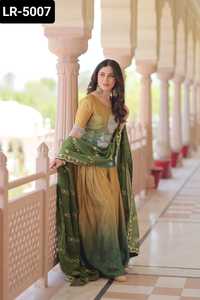 Nouveau costume Heavy Salwar Kameez de créateur avec Tebby Silk avec Rich Zari et paillettes brodées travail Dupatta Chinnon Print Sharara - Product Image 4