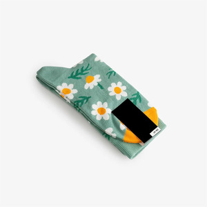 Calcetines personalizados de algodón con diseño de margaritas patrón de flores divertido para hombres y mujeres uso diario calcetines de etiqueta privada hechos en Vietnam - Product Image 3