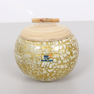 Élégante boîte cadeau en bambou faite à la main avec incrustation de coquilles d'œuf, idéale pour les emballages cadeaux des fêtes du Ramadan et la décoration de style islamique. - Product Image 1