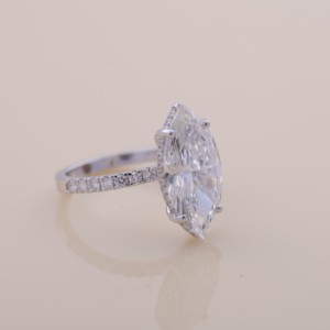 Bague de fiançailles et de mariage en diamant de laboratoire taille marquise certifié IGI avec halo caché et bande pavée en or blanc/rose et or jaune 14 carats - Product Image 6