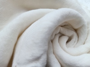 Chales de algodón tejidos a mano hechos a medida, suaves, transpirables y naturalmente elegantes. Ideal para moda sostenible y regalos - Product Image 3
